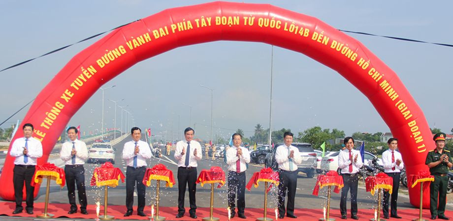 Quang cảnh lễ thông xe.