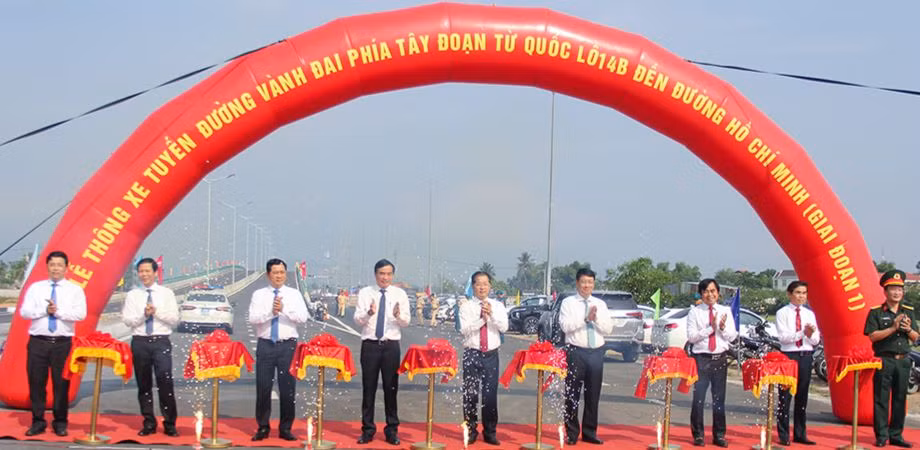 Quang cảnh lễ thông xe. Quang cảnh lễ thông xe.