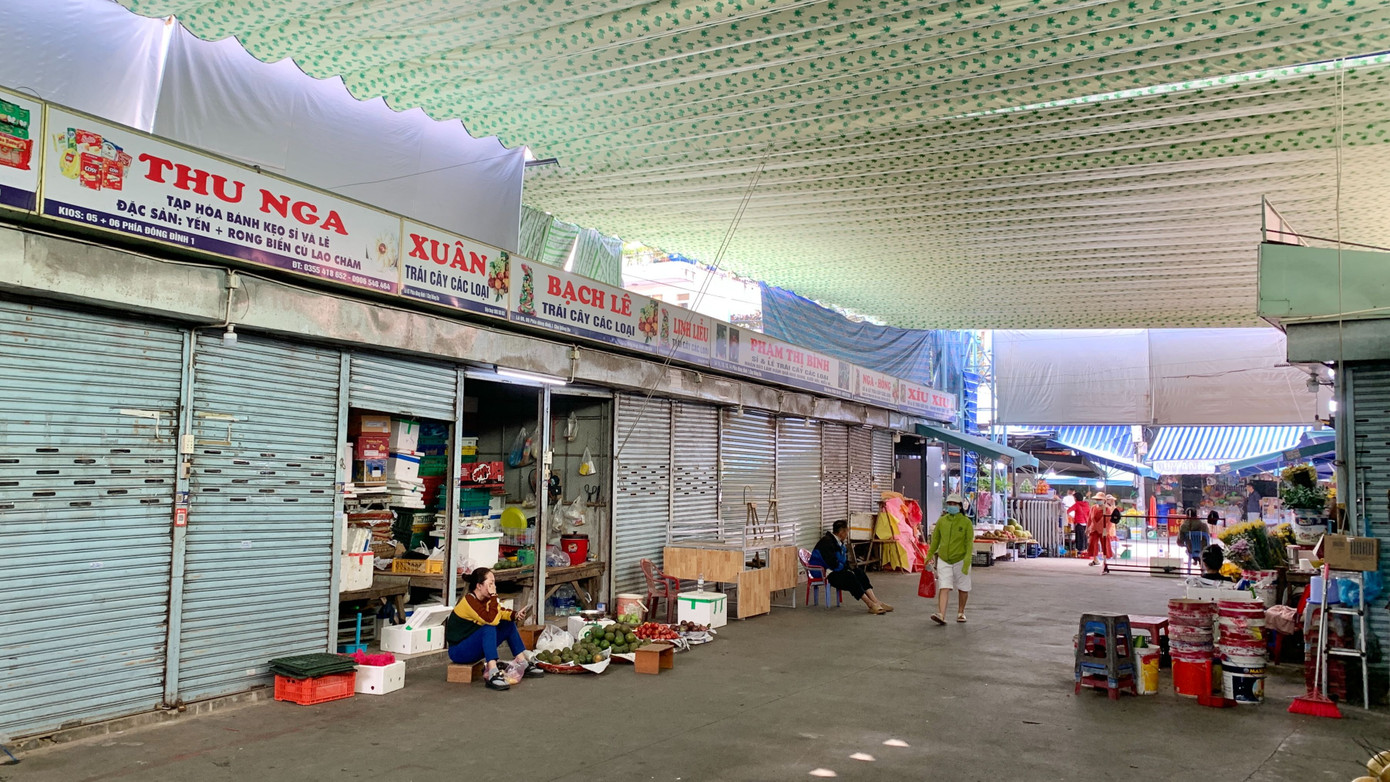 Ghi nhận của PV, nhiều chợ truyền thống tại Đà Nẵng như chợ Đống Đa (quận Hải Châu), chợ Hòa Khánh (quận Liên Chiểu), chợ An Hải Đông (quận Sơn Trà)… đều trong tình trạng buôn bán ế ẩm, nhiều quầy hàng bán giày dép, áo quần vắng bóng khách mua. Nhiều tiểu thương không trụ nổi phải sang ki-ốt để cứu vãn tình hình.