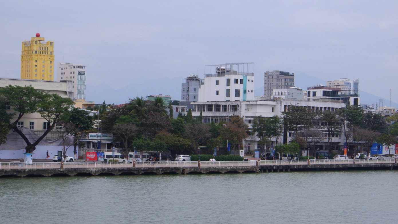 Trước đó, Sở Tài chính Đà Nẵng đã có thông báo lựa chọn tổ chức đấu giá các tài sản theo quyết định của UBND TP. Đà Nẵng. Đây là khu đất nơi có tòa nhà Cục Hải quan TP. Đà Nẵng cũ mặt tiền nhìn ra sông Hàn.