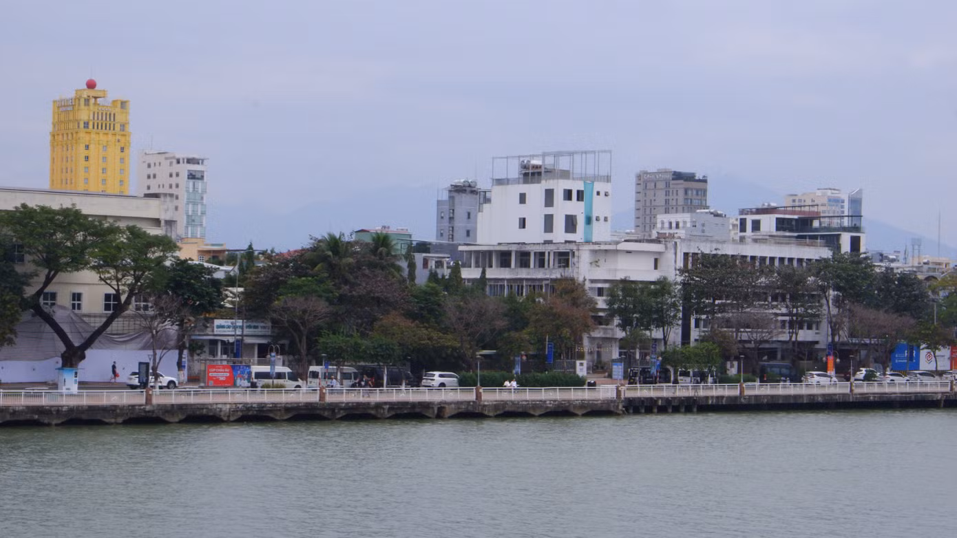 Trước đó, Sở Tài chính Đà Nẵng đã có thông báo lựa chọn tổ chức đấu giá các tài sản theo quyết định của UBND TP. Đà Nẵng. Đây là khu đất nơi có tòa nhà Cục Hải quan TP. Đà Nẵng cũ mặt tiền nhìn ra sông Hàn.