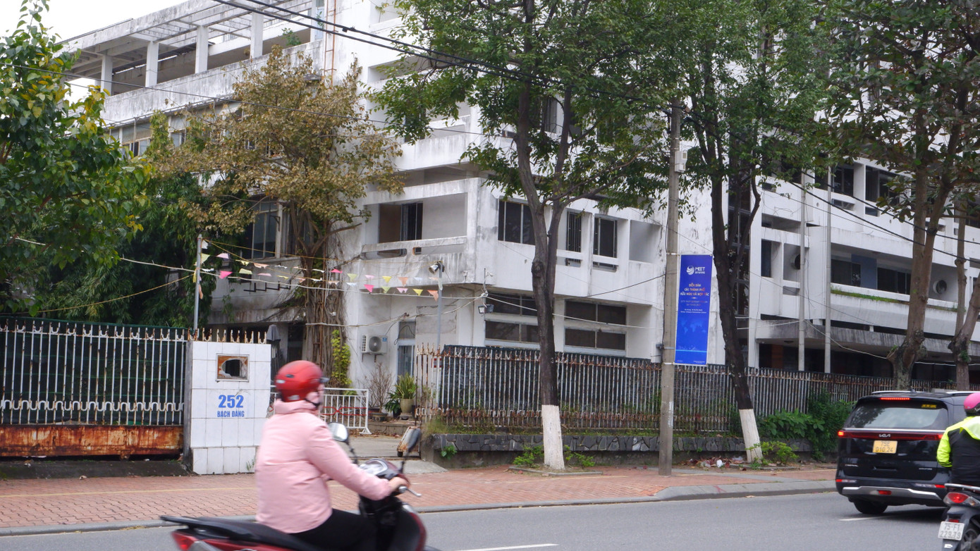 UBND TP. Đà Nẵng vừa thông báo kết quả lựa chọn tổ chức đấu giá tài sản trên đất, chuyển nhượng quyền sử dụng đất đối với cơ sở nhà đất tại số 250-252- 254 Bạch Đằng (phường Phước Ninh, quận Hải Châu). Theo đó, Công ty đấu giá hợp danh Tài chính và giá cả Quảng Nam là đơn vị được lựa chọn tổ chức đấu giá khu đất "vàng" dọc sông Hàn này.