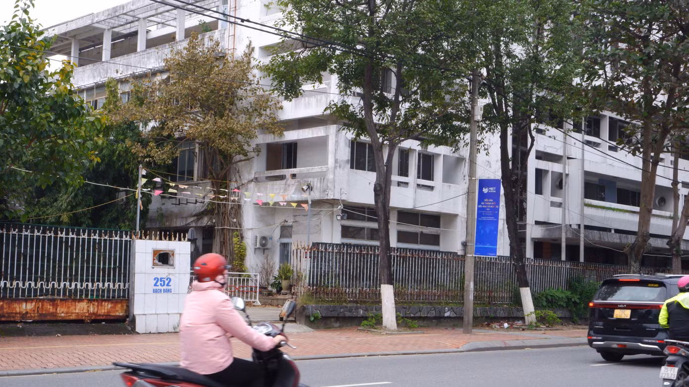 UBND TP. Đà Nẵng vừa thông báo kết quả lựa chọn tổ chức đấu giá tài sản trên đất, chuyển nhượng quyền sử dụng đất đối với cơ sở nhà đất tại số 250-252- 254 Bạch Đằng (phường Phước Ninh, quận Hải Châu). Theo đó, Công ty đấu giá hợp danh Tài chính và giá cả Quảng Nam là đơn vị được lựa chọn tổ chức đấu giá khu đất "vàng" dọc sông Hàn này.