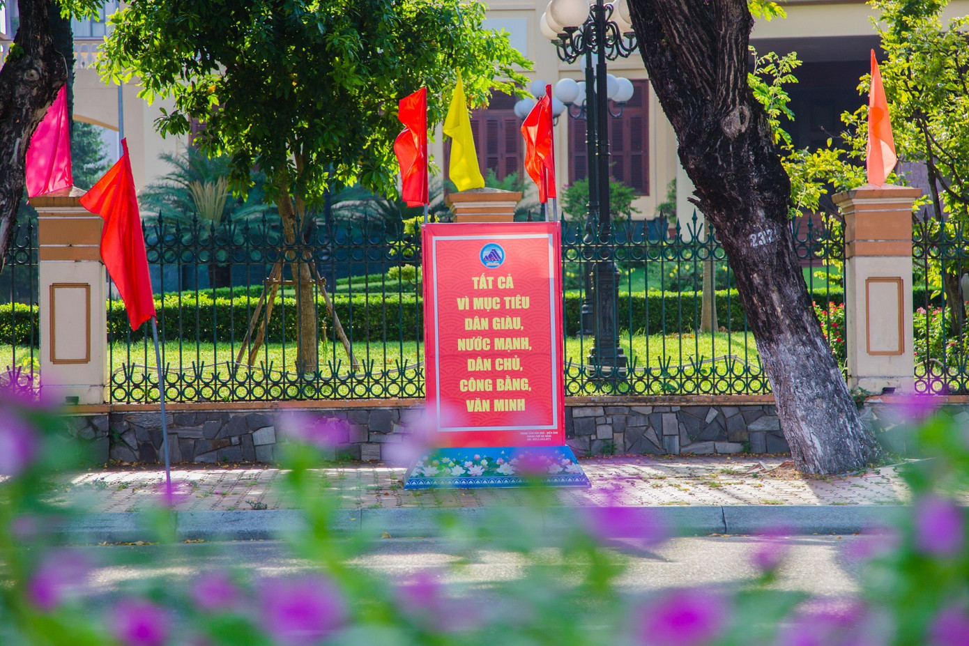 Các trụ sở, cơ quan làm việc của Đà Nẵng đều được trang trí cờ hoa chào mừng ngày lễ lớn của cả dân tộc.