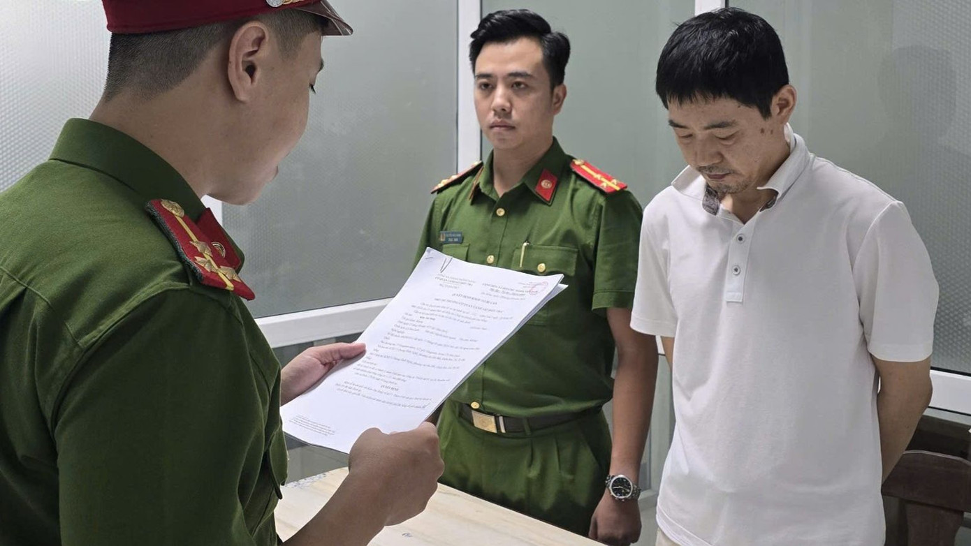 Bị can Kim Tae Sung (áo trắng) tại cơ quan Công an.