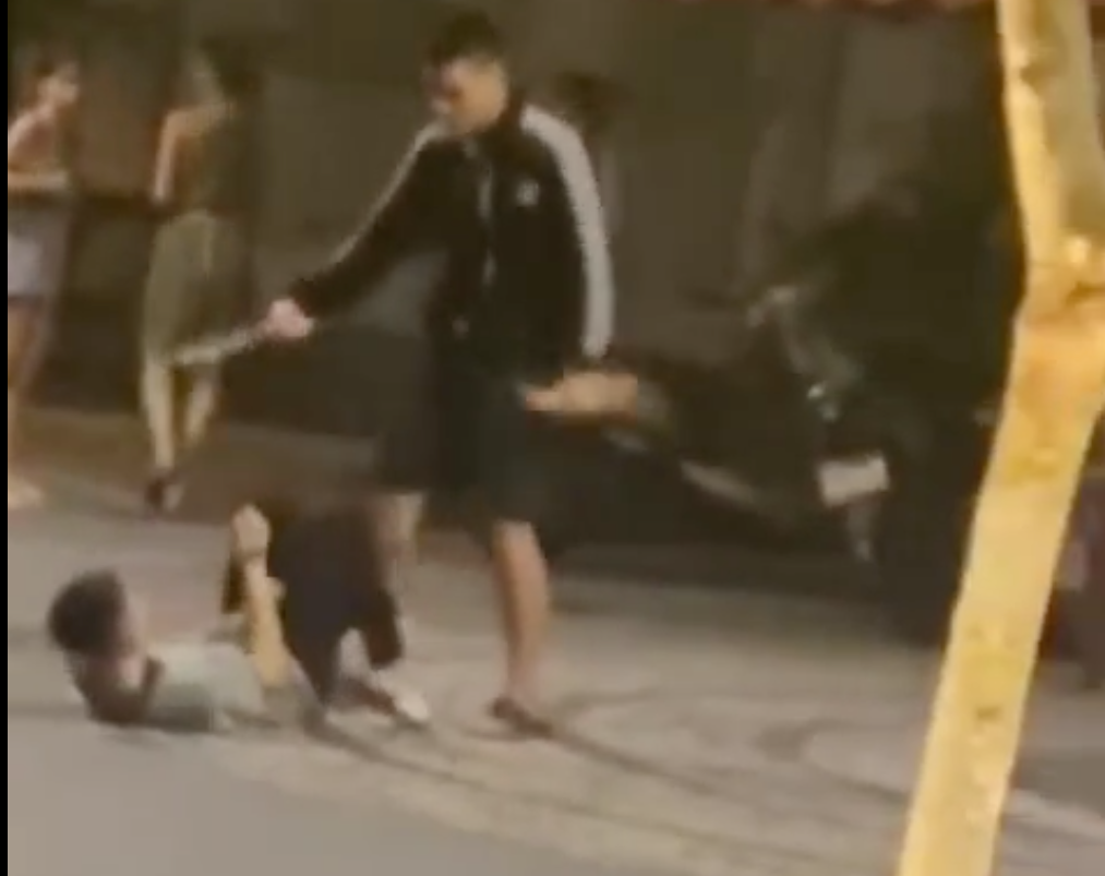 Hình ảnh sự việc cắt từ clip trên mạng xã hội. Hình ảnh sự việc cắt từ clip trên mạng xã hội.