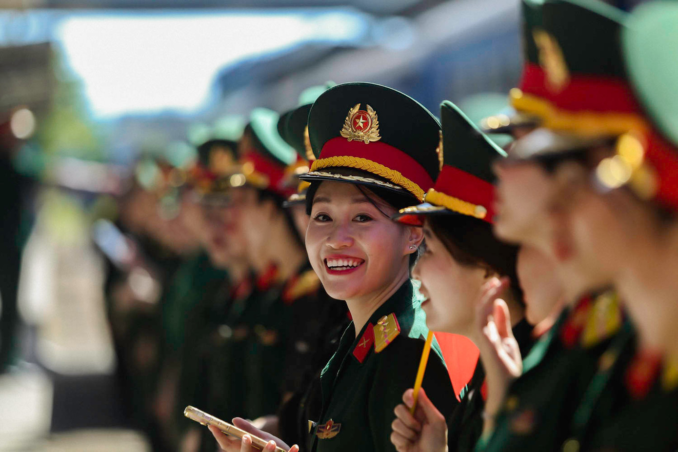 Gương mặt rạng rỡ của một nữ chiến sĩ khi tham gia lễ đón đoàn.