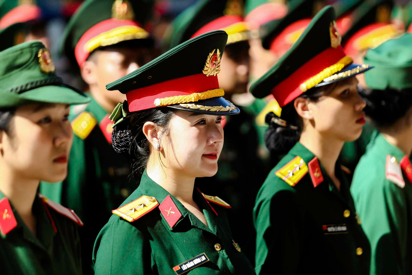 Trải qua hành trình dài, nhưng các nữ cán bộ chiến sĩ tham gia lực lượng diễu binh, diễu hành vẫn xinh tươi, sẵn sàng hoàn thành nhiệm vụ được giao. Trong ngày 5/6, hai đoàn tàu khác chở lực lượng tham gia diễu binh diễu hành sẽ tiếp tục dừng ở ga Đà Nẵng để tham gia chương trình chào đón.