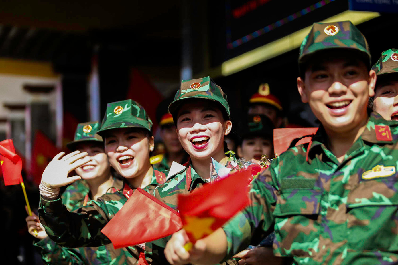 Trải qua hành trình dài, nhưng các nữ cán bộ chiến sĩ tham gia lực lượng diễu binh, diễu hành vẫn xinh tươi, sẵn sàng hoàn thành nhiệm vụ được giao. Trong ngày 5/6, hai đoàn tàu khác chở lực lượng tham gia diễu binh diễu hành sẽ tiếp tục dừng ở ga Đà Nẵng để tham gia chương trình chào đón.