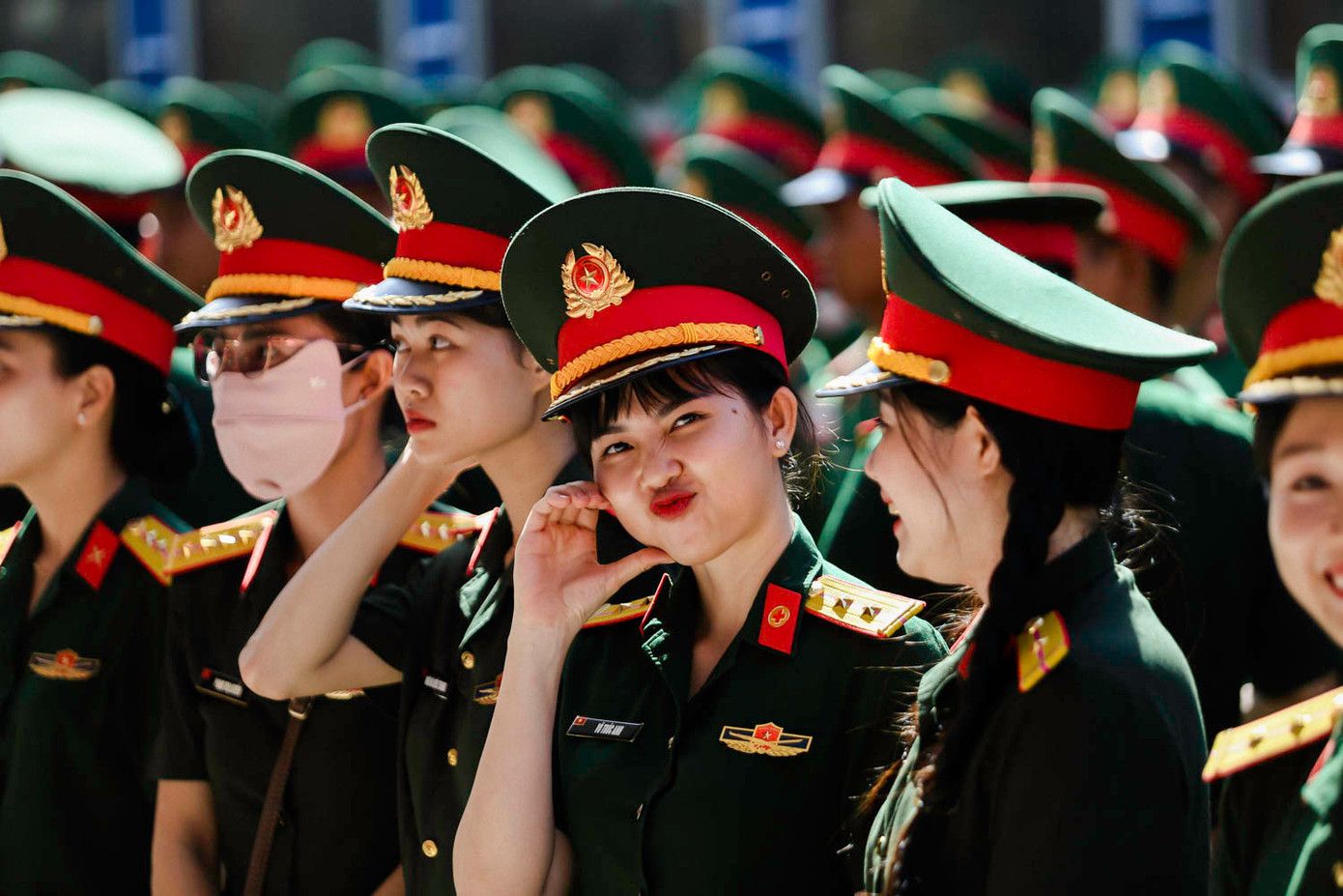 Nữ chiến sĩ tự tin tạo dáng trước ống kính của phóng viên.