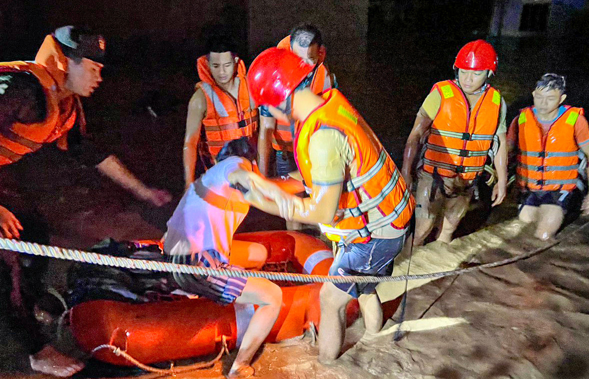 Lực lượng chức năng TP. Đà Nẵng di dời người dân trong trận ngập lịch sử năm 2022.