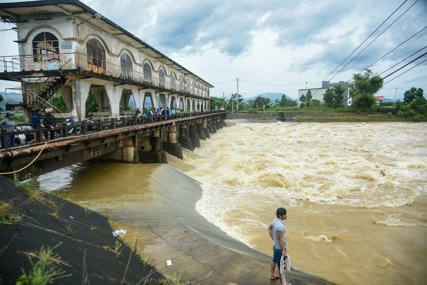 Lực lượng vũ trang cùng với chính quyền địa phương sẽ ứng trực theo dõi sát tình hình thời tiết và mực nước tại các khu vực trọng điểm, sẵn sàng triển khai lực lượng hỗ trợ địa phương ứng phó trong mọi tình huống bất ngờ phát sinh. Lực lượng vũ trang cùng với chính quyền địa phương sẽ ứng trực theo dõi sát tình hình thời tiết và mực nước tại các khu vực trọng điểm, sẵn sàng triển khai lực lượng hỗ trợ địa phương ứng phó trong mọi tình huống bất ngờ phát sinh.