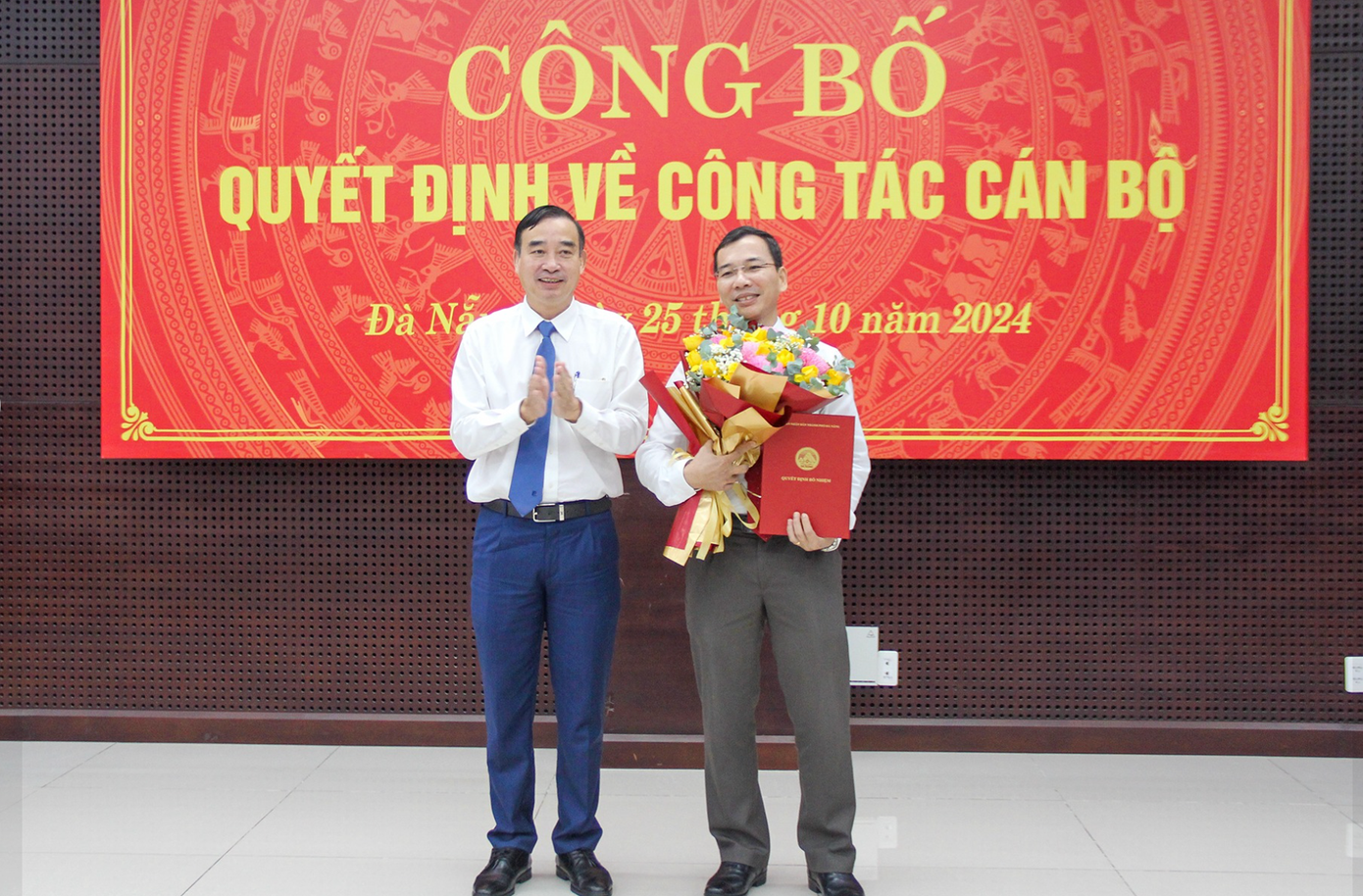 Ông Lê Trung Chinh - Chủ tịch UBND TP. Đà Nẵng tặng hoa chúc mừng ông Nguyễn Hữu Lợi.