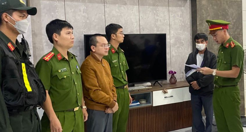 Công an TP Đà Nẵng thực hiện lệnh khởi tố đối với Hoàng Quang Huy. Công an TP Đà Nẵng thực hiện lệnh khởi tố đối với Hoàng Quang Huy.