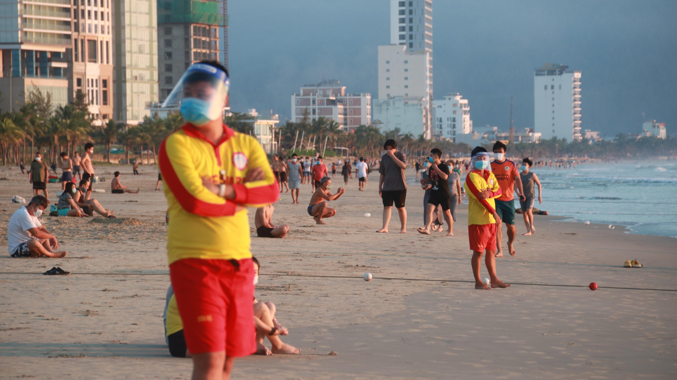 Nhân viên cứu hộ đeo khẩu trang, kính chống giọt bắn túc trực, sẵn sàng làm nhiệm vụ khi có sự cố trên biển.