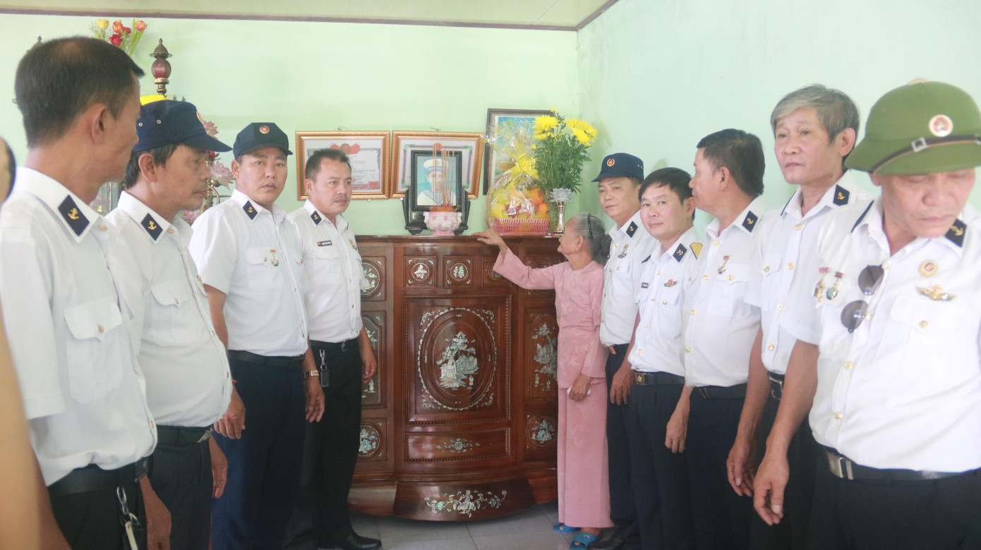 Anh em đồng đội và thân nhân liệt sĩ Phạm Văn Lợi bên chiếc tủ thờ mới. Anh em đồng đội và thân nhân liệt sĩ Phạm Văn Lợi bên chiếc tủ thờ mới.