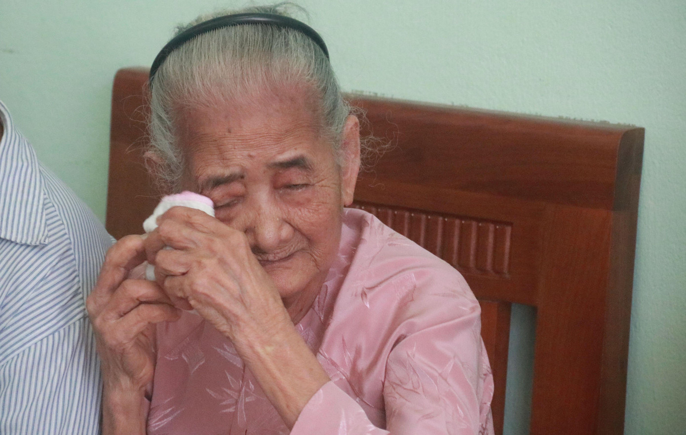 "... Con đi không để lại di vật nào dù là tấm áo hay chiếc khăn tay cho mẹ. Năm đó con mới 18 tuổi. Vừa học xong, người yêu còn chưa có”, bà Trước nghẹn ngào. "... Con đi không để lại di vật nào dù là tấm áo hay chiếc khăn tay cho mẹ. Năm đó con mới 18 tuổi. Vừa học xong, người yêu còn chưa có”, bà Trước nghẹn ngào.