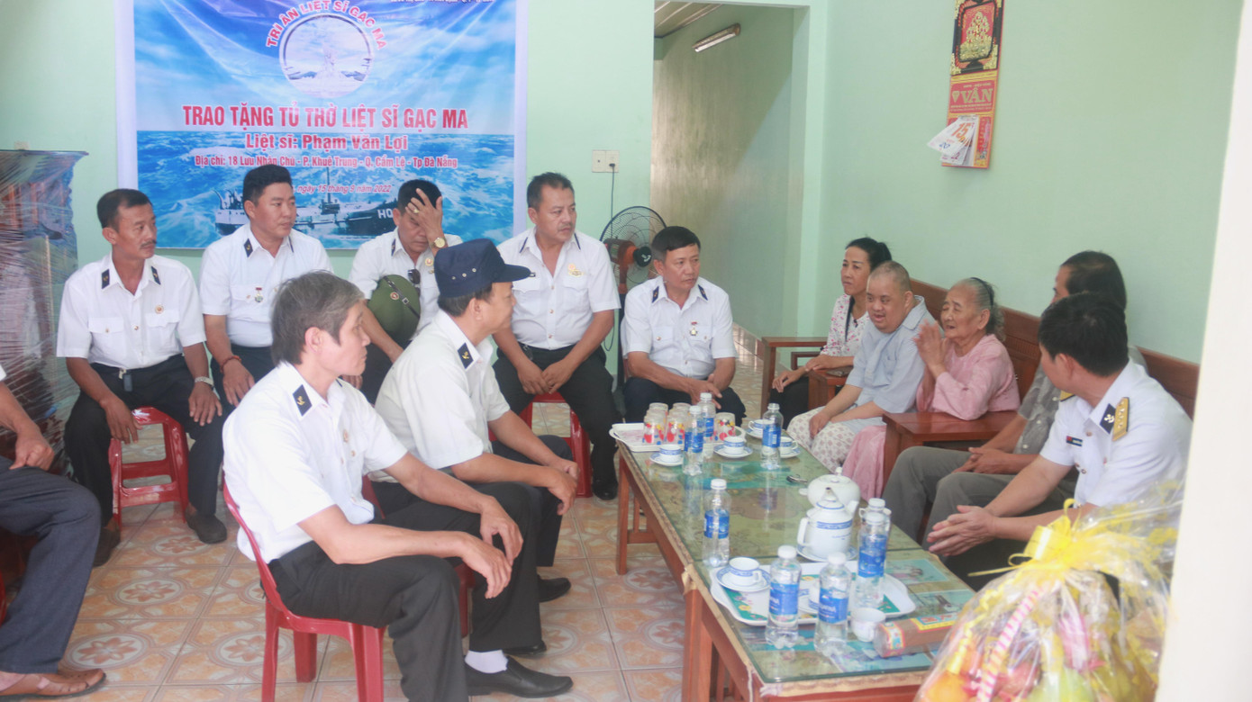 Anh em, bạn bè, đồng đội liệt sĩ Phạm Văn Lợi và mẹ Trước. Anh em, bạn bè, đồng đội liệt sĩ Phạm Văn Lợi và mẹ Trước.