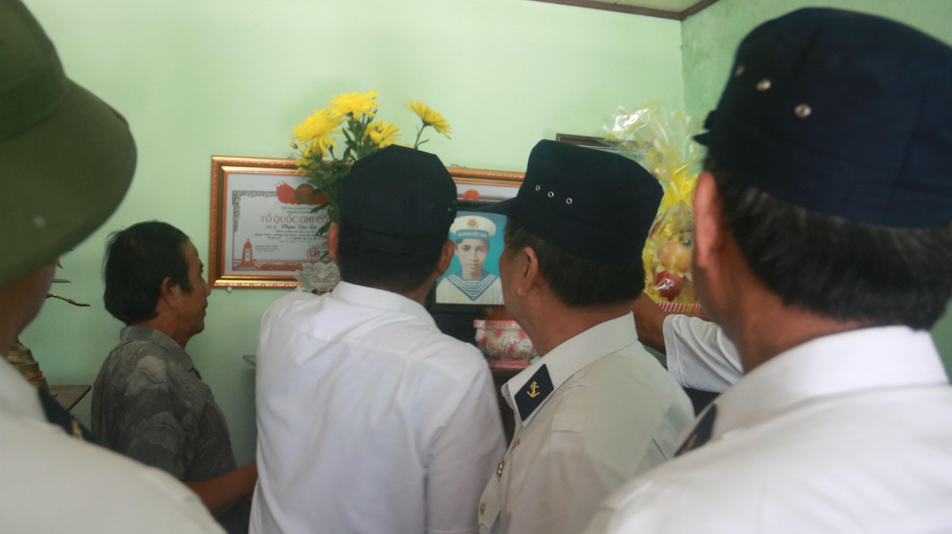 Đồng đội cùng thân nhân làm lễ, kê tủ thờ mới cho liệt sĩ Phạm Văn Lợi. Đồng đội cùng thân nhân làm lễ, kê tủ thờ mới cho liệt sĩ Phạm Văn Lợi.