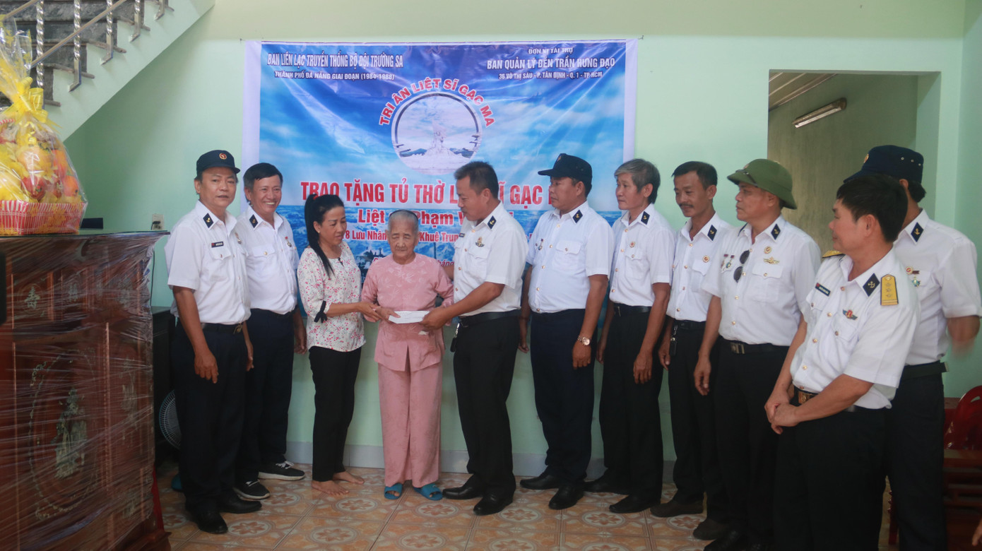 Anh em Ban liên lạc Bộ đội Trường Sa TP Đà Nẵng tặng quà cho mẹ liệt sĩ Phạm Văn Lợi. Anh em Ban liên lạc Bộ đội Trường Sa TP Đà Nẵng tặng quà cho mẹ liệt sĩ Phạm Văn Lợi.