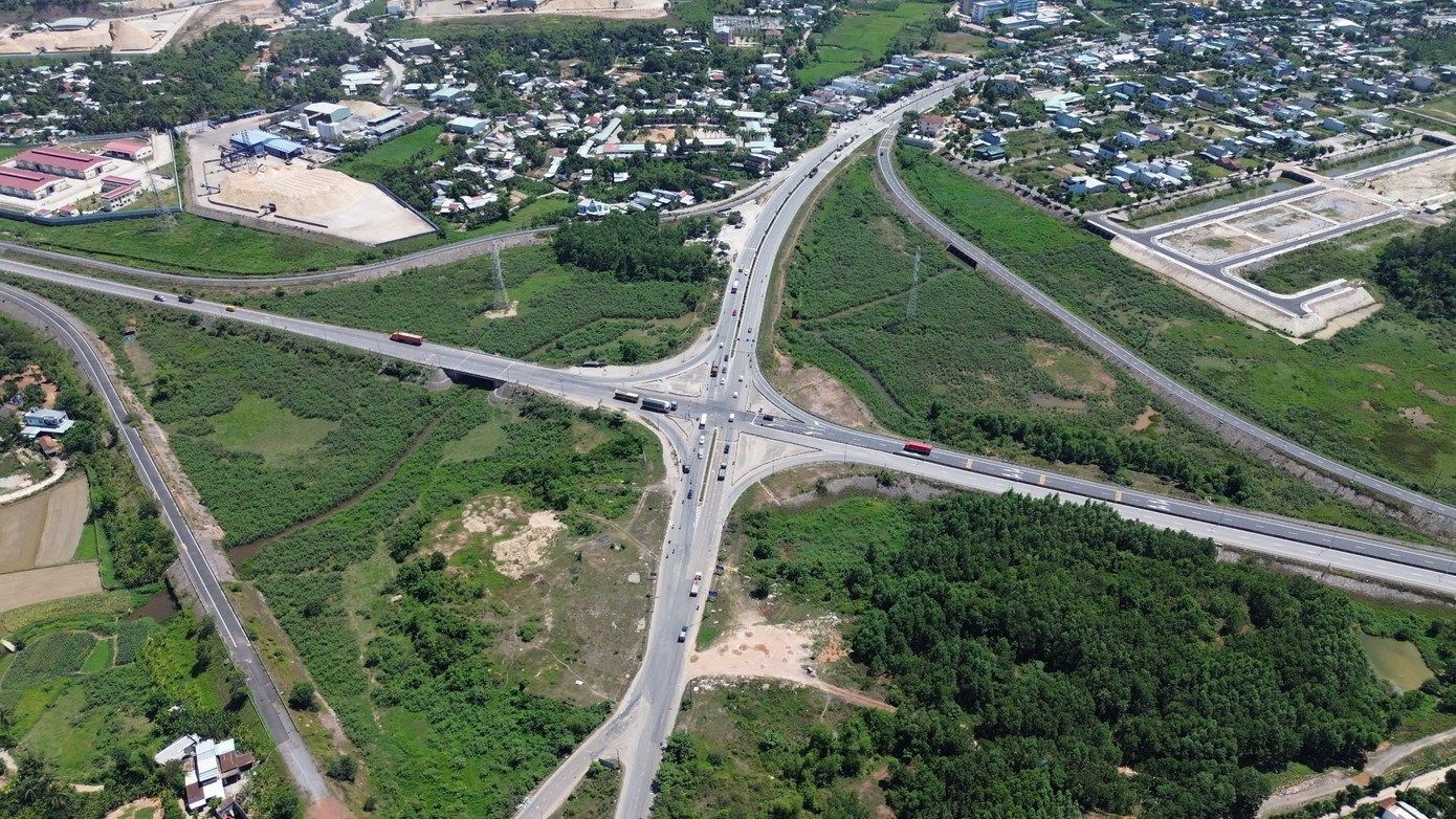 Dự án cũng sẽ mở rộng nhánh xuyên tâm Hòa Liên - Quảng Ngãi trong phạm vi nút giao đảm bảo kết nối các nhánh rẽ trái gián tiếp, đồng bộ quy mô cao tốc Hòa Liên - Túy Loan đang được triển khai xây dựng.