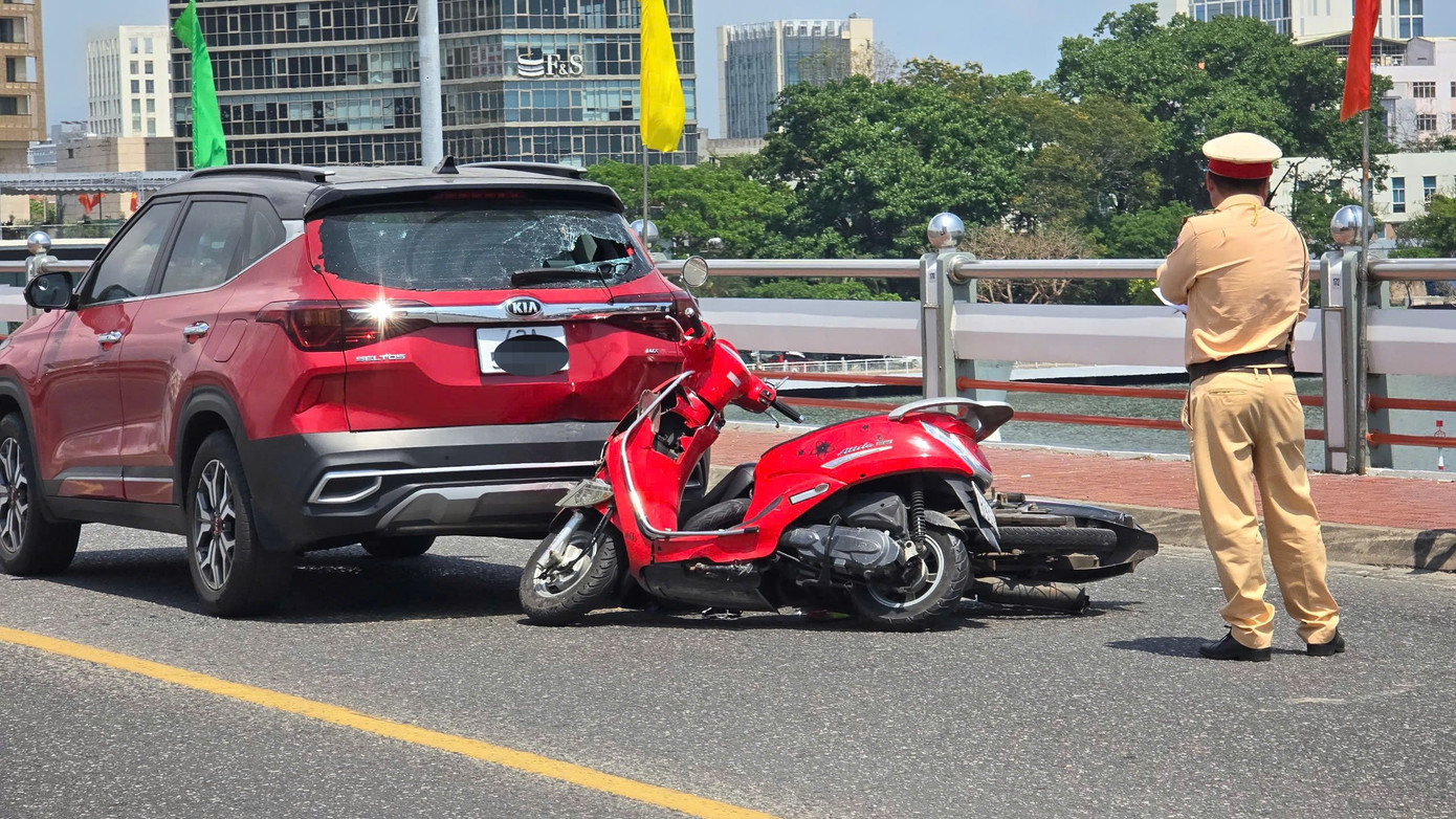 Hiện trường vụ tai nạn thứ 2 trên cầu sông Hàn, cách vụ tai nạn thứ nhất khoảng 200 mét. Hiện trường vụ tai nạn thứ 2 trên cầu sông Hàn, cách vụ tai nạn thứ nhất khoảng 200 mét.