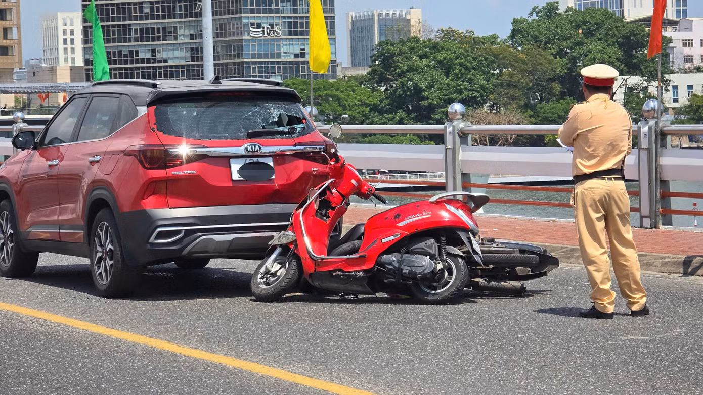 Hiện trường vụ tai nạn thứ 2 trên cầu sông Hàn, cách vụ tai nạn thứ nhất khoảng 200 mét. Hiện trường vụ tai nạn thứ 2 trên cầu sông Hàn, cách vụ tai nạn thứ nhất khoảng 200 mét.