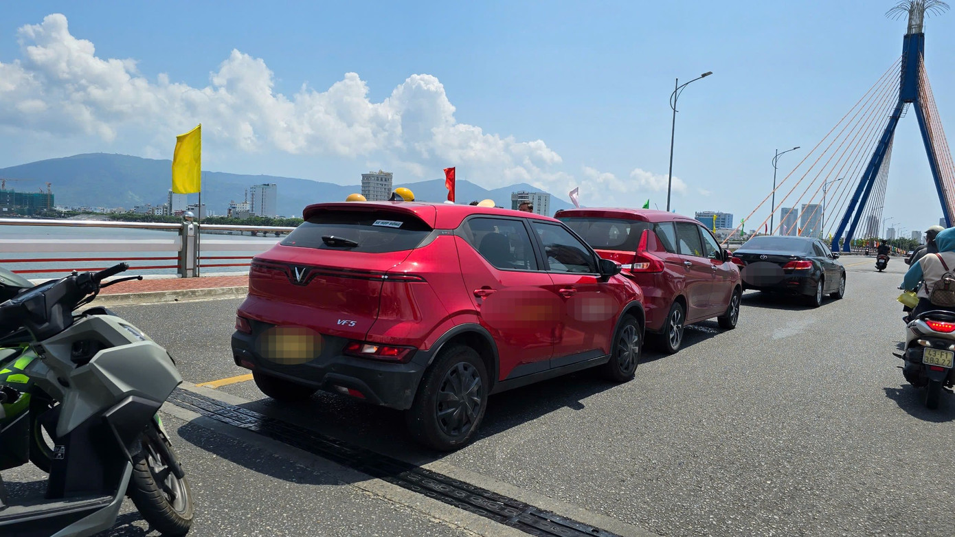 Hiện trường 3 ô tô tông vào nhau trên cầu sông Hàn. Hiện trường 3 ô tô tông vào nhau trên cầu sông Hàn.