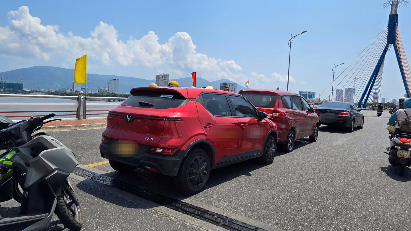 Hiện trường 3 ô tô tông vào nhau trên cầu sông Hàn. Hiện trường 3 ô tô tông vào nhau trên cầu sông Hàn.