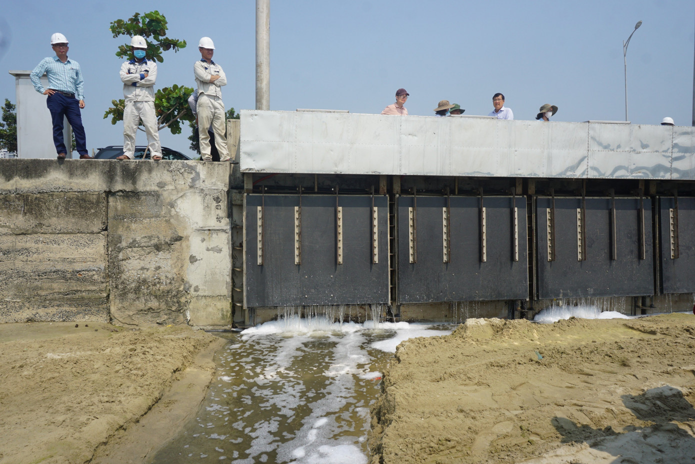 Một vị trí cống nước thải rò rỉ chảy trực tiếp ra biển.