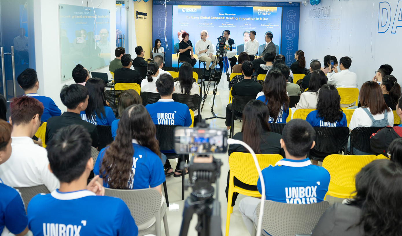 Các chuyên gia và các bạn trẻ tham gia chương trình đối thoại, trò chuyện.