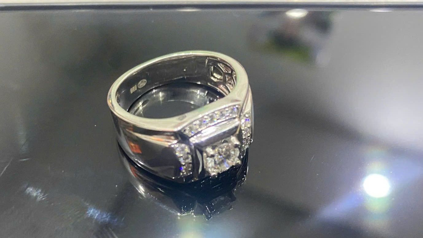 Chiếc nhẫn gắn kim cương, tang vật được công an thu giữ. Chiếc nhẫn gắn kim cương, tang vật được công an thu giữ.