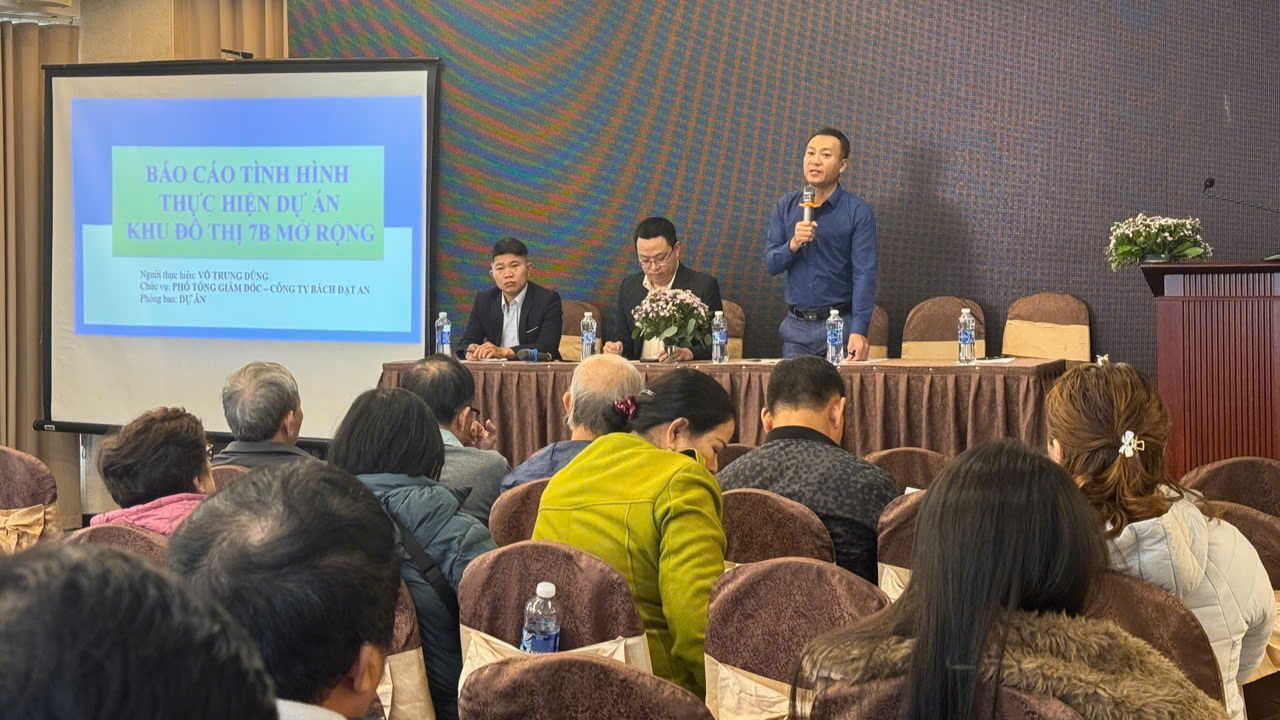 Đại diện đơn vị phân phối và chủ đầu tư 3 dự án trao đổi với khách hàng về tiến độ thực hiện.