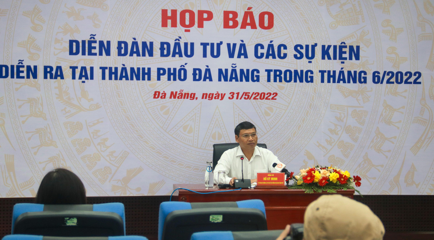 Ông Hồ Kỳ Minh, Phó Chủ tịch UBND TP Đà Nẵng chủ trì họp báo. Ảnh: Nguyễn Thành