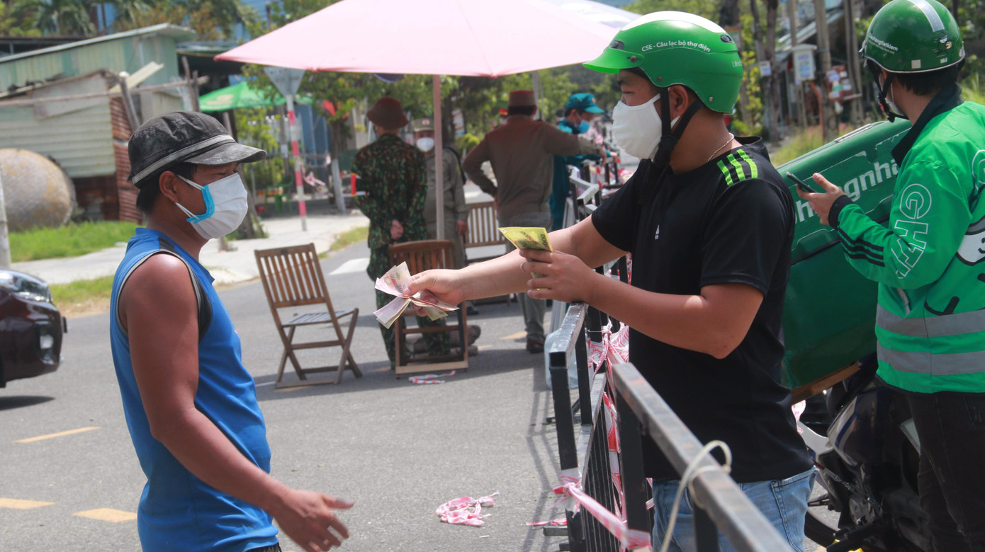 Nhiều lao động thất nghiệp được người thân tiếp tế tiền mặt chi tiêu trong thời gian phong toả.