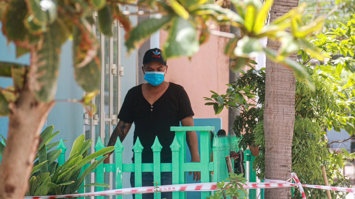 Người dân bên trong khu phong tỏa cứng ở Nại Hiên Đông chấp hành nghiêm quy định về phòng chống dịch COVID-19.