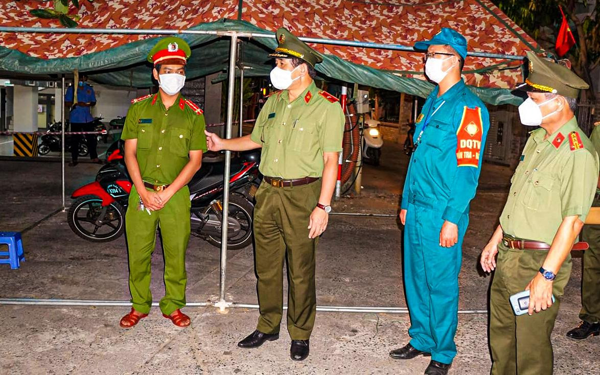 Thiếu tướng Vũ Xuân Viên, Giám đốc Công an TP Đà Nẵng động viên các cán bộ chiến sĩ làm nhiệm vụ tại một chốt kiểm soát việc cách ly phòng chống dịch COVID-19.