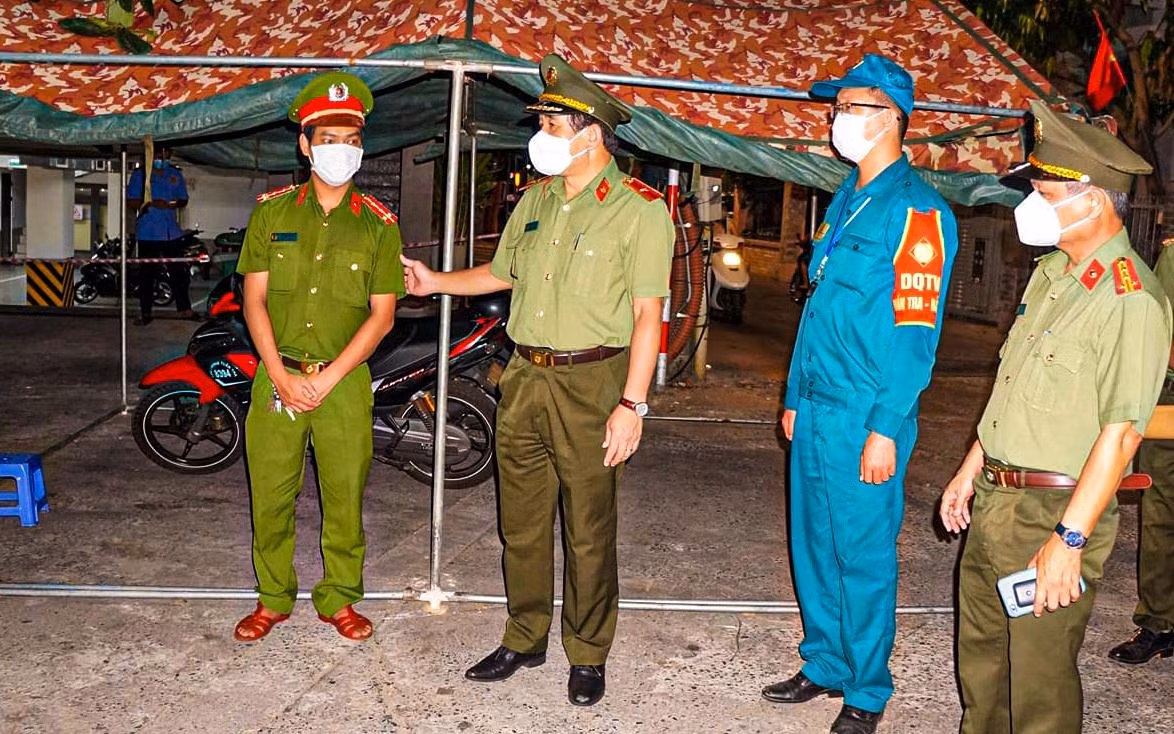 Thiếu tướng Vũ Xuân Viên, Giám đốc Công an TP Đà Nẵng động viên các cán bộ chiến sĩ làm nhiệm vụ tại một chốt kiểm soát việc cách ly phòng chống dịch COVID-19.
