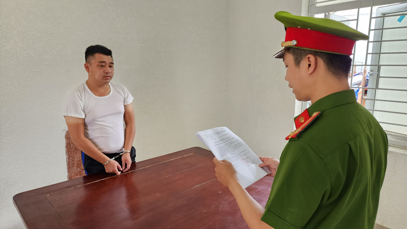 Công an thực hiện lệnh bắt đối tượng Chánh. Công an thực hiện lệnh bắt đối tượng Chánh.