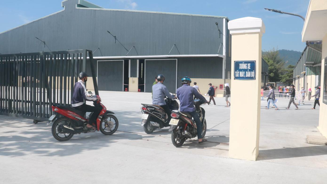 Trong khi đó, tại các khu công nghiệp các công nhân bắt đầu giao, đổi ca làm việc. Hoạt động tại các nhà máy, cơ sở sản xuất phải thực hiện nghiêm các quy định phòng, chống dịch; bố trí tối đa 30% số người làm việc; đảm bảo điều kiện “3 tại chỗ”