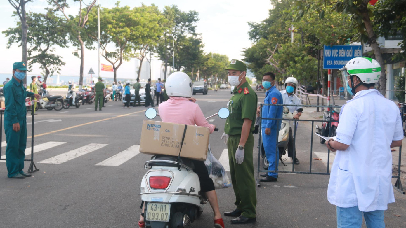 Và phải có kết quả xét nghiệm định kỳ âm tính với vi rút SARS-CoV-2 theo quy định; đã được tiêm vắc xin phòng COVID-19