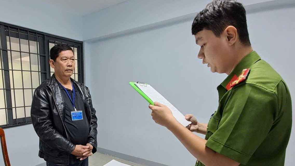 Cơ quan Cảnh sát điều tra Công an TP Đà Nẵng tống đạt quyết định đối với bị can Phạm Thứ. Cơ quan Cảnh sát điều tra Công an TP Đà Nẵng tống đạt quyết định đối với bị can Phạm Thứ.