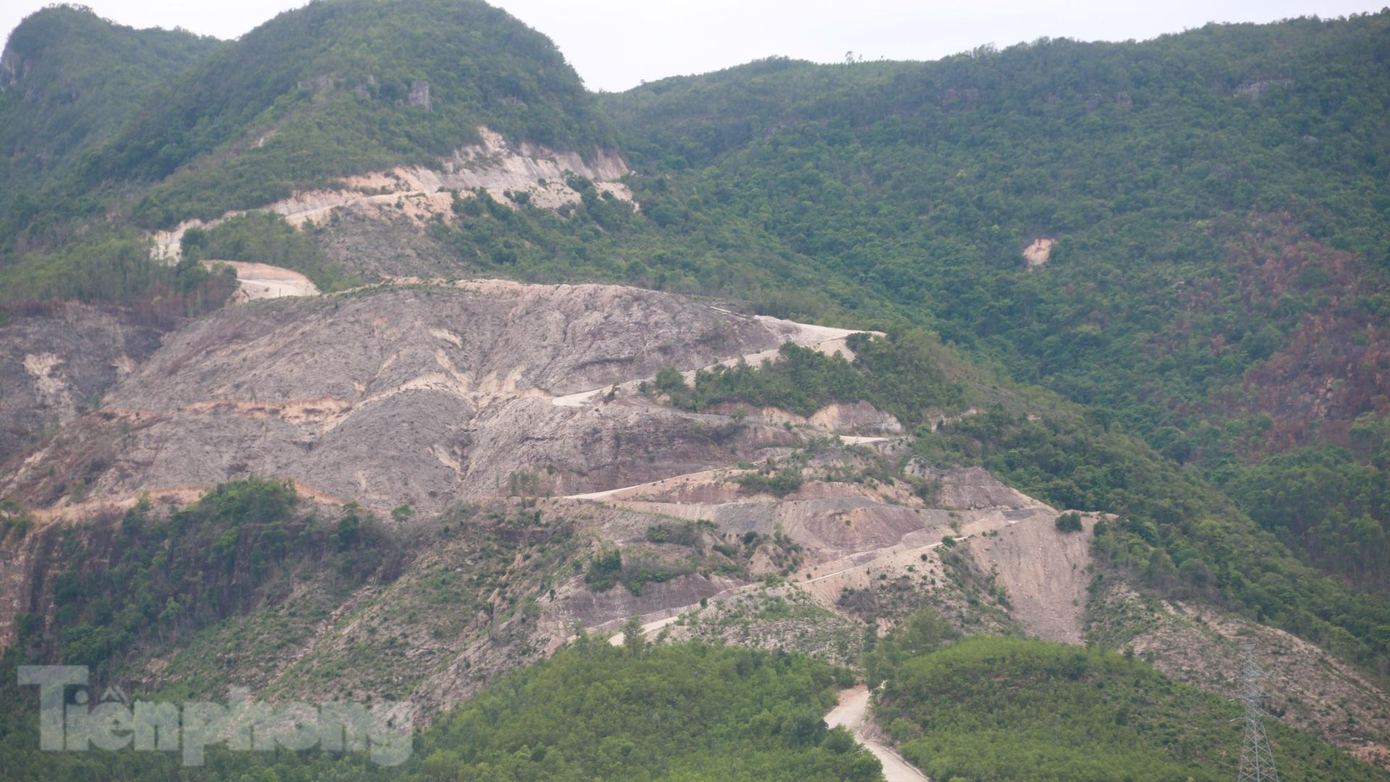 Dự án Khu du lịch sinh thái, tâm linh núi Bằng Am (xã Đại Hồng, Đại Lộc, Quảng Nam) do Công ty Cổ phần Quảng Cường làm chủ đầu tư, được UBND tỉnh Quảng Nam phê duyệt Quy hoạch chi tiết xây dựng từ năm 2010 với quy mô lên đến hơn 300ha. Năm 2018, dự án được điều chỉnh còn quy mô 145 ha. Trong ảnh, tuyến đường mới mở lên đỉnh núi Bằng Am nhìn từ khu vực cầu Hà Nha (QL14B). Ảnh: Nguyễn Thành Dự án Khu du lịch sinh thái, tâm linh núi Bằng Am (xã Đại Hồng, Đại Lộc, Quảng Nam) do Công ty Cổ phần Quảng Cường làm chủ đầu tư, được UBND tỉnh Quảng Nam phê duyệt Quy hoạch chi tiết xây dựng từ năm 2010 với quy mô lên đến hơn 300ha. Năm 2018, dự án được điều chỉnh còn quy mô 145 ha. Trong ảnh, tuyến đường mới mở lên đỉnh núi Bằng Am nhìn từ khu vực cầu Hà Nha (QL14B). Ảnh: Nguyễn Thành