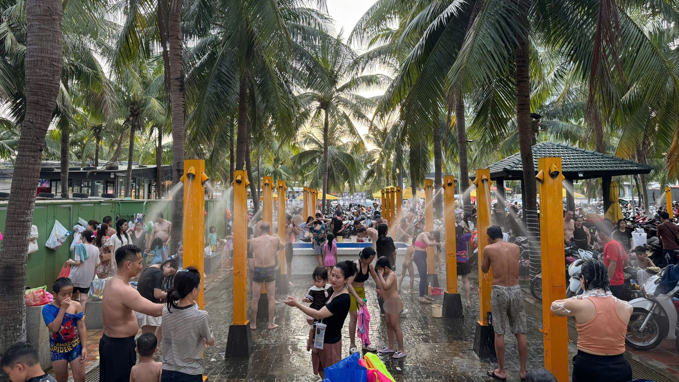 Các vòi tắm tráng nước ngọt hoạt động hết công suất vì lượng khách quá đông, nhiều người phải xếp hàng chờ.