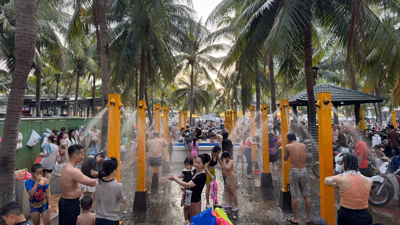 Các vòi tắm tráng nước ngọt hoạt động hết công suất vì lượng khách quá đông, nhiều người phải xếp hàng chờ.