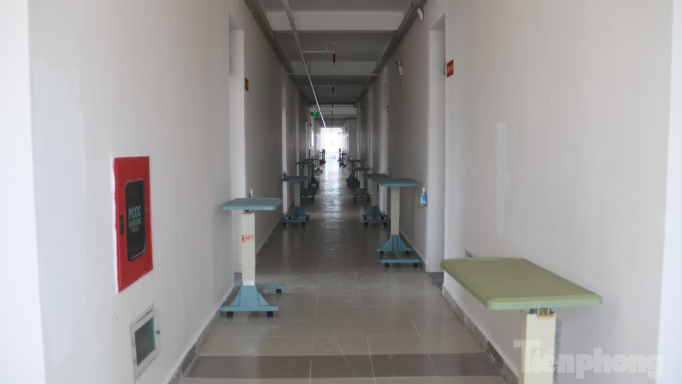 Từ tầng 2 đến tầng 7 của dãy nhà được chuyển đổi thành các buồng bệnh và được đánh số thứ tự. Trước mỗi buồng bệnh có bàn di động phục vụ quá trình sinh hoạt, chăm sóc cho các bệnh nhân. Từ tầng 2 đến tầng 7 của dãy nhà được chuyển đổi thành các buồng bệnh và được đánh số thứ tự. Trước mỗi buồng bệnh có bàn di động phục vụ quá trình sinh hoạt, chăm sóc cho các bệnh nhân.