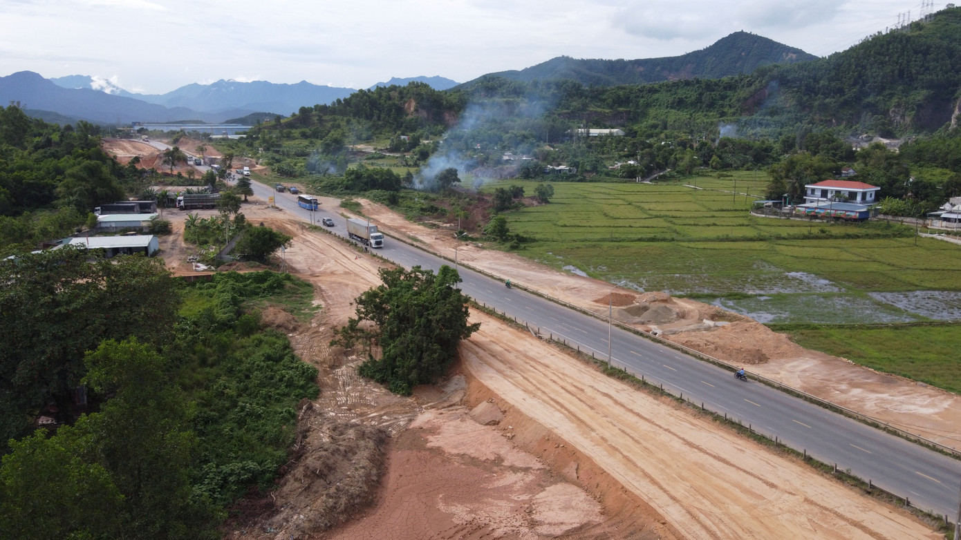 Do vướng công tác giải phóng mặt bằng nên trên tuyến Hòa Liên - Túy Loan, nhiều vị trí đang phải thi công kiểu "nhảy cóc", làm từng đoạn do phải chờ địa phương bàn giao mặt bằng sạch. Theo tìm hiểu, hiện còn một số hộ dân ở xã Hòa Sơn (huyện Hòa Vang) chưa đồng ý di dời tới các khu tái định cư có sẵn của thành phố.