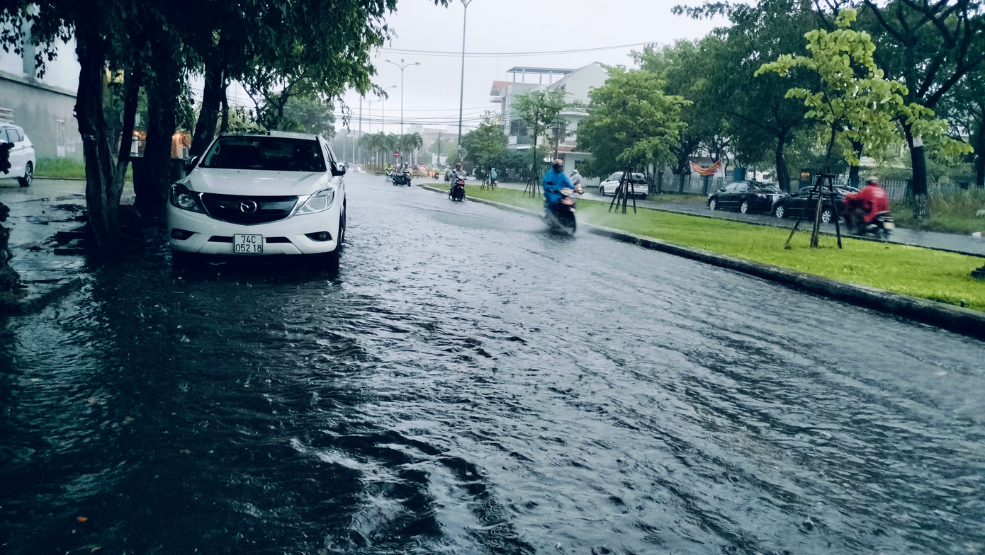 Ám ảnh đợt mưa lũ lịch sử tháng 10/2022, nhiều người dân Đà Nẵng đã chủ động di chuyển ô tô, xe máy lên các vị trí cao để phòng tránh thiệt hại.