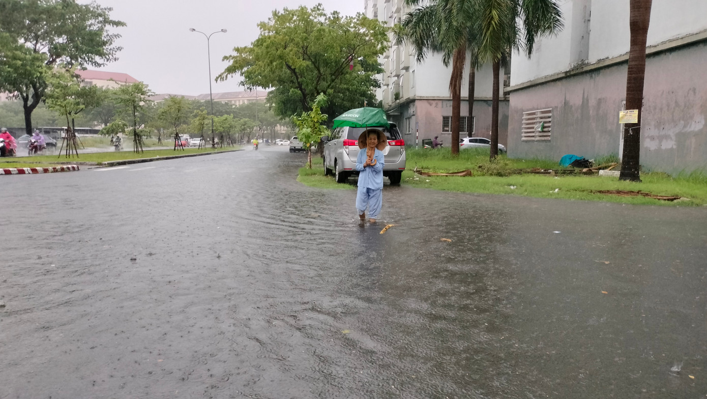 Tại địa bàn quận Sơn Trà, theo ghi nhận, mưa lớn đã làm các tuyến đường Trần Thánh Tông, Bùi Dương Lịch...bị ngập nước nhiều đoạn.