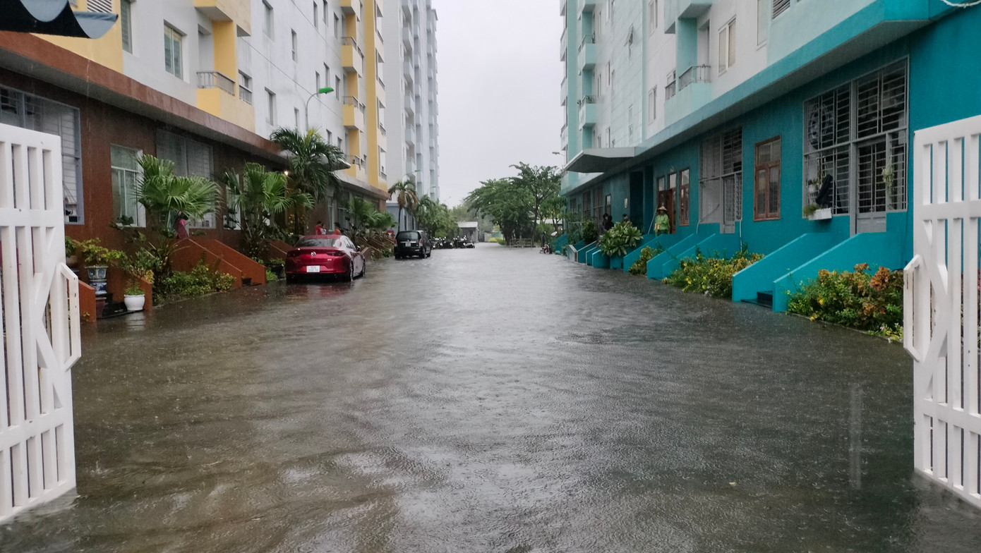 Một khu chung cư trên địa bàn quận Sơn Trà nước bắt đầu tràn vào do mưa lớn.